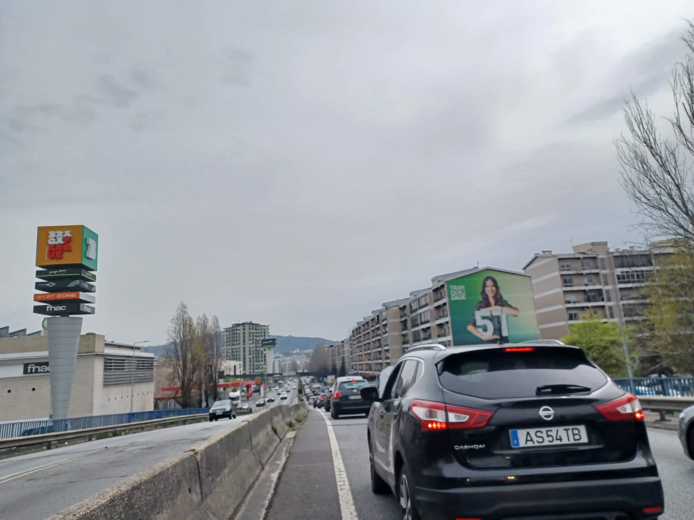 Capotamento condiciona trânsito na Av. Júlio Fragata