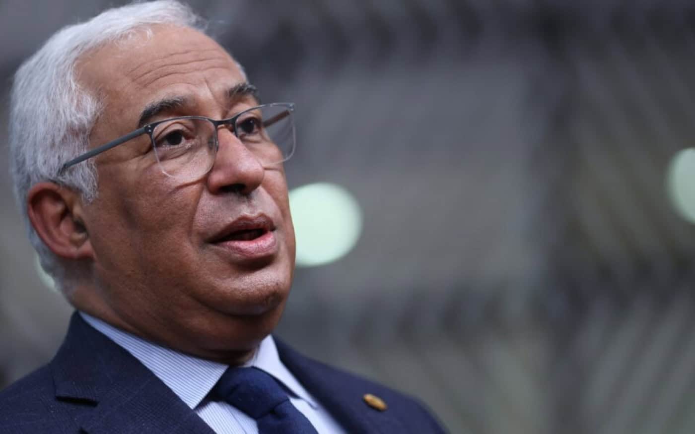 Costa promete mais casas para estudantes e defende regulação do AL