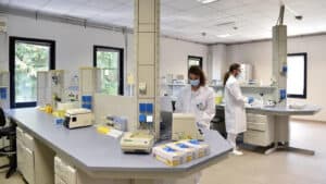 Metade das bolsas de doutoramento fora das universidades: teme-se que só favoreça a ciência aplicada&nbsp;