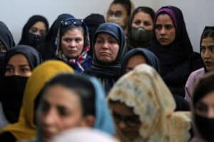 Clérigos afegãos criticam proibição de mulheres estudarem e recebem aviso dos talibã&nbsp;