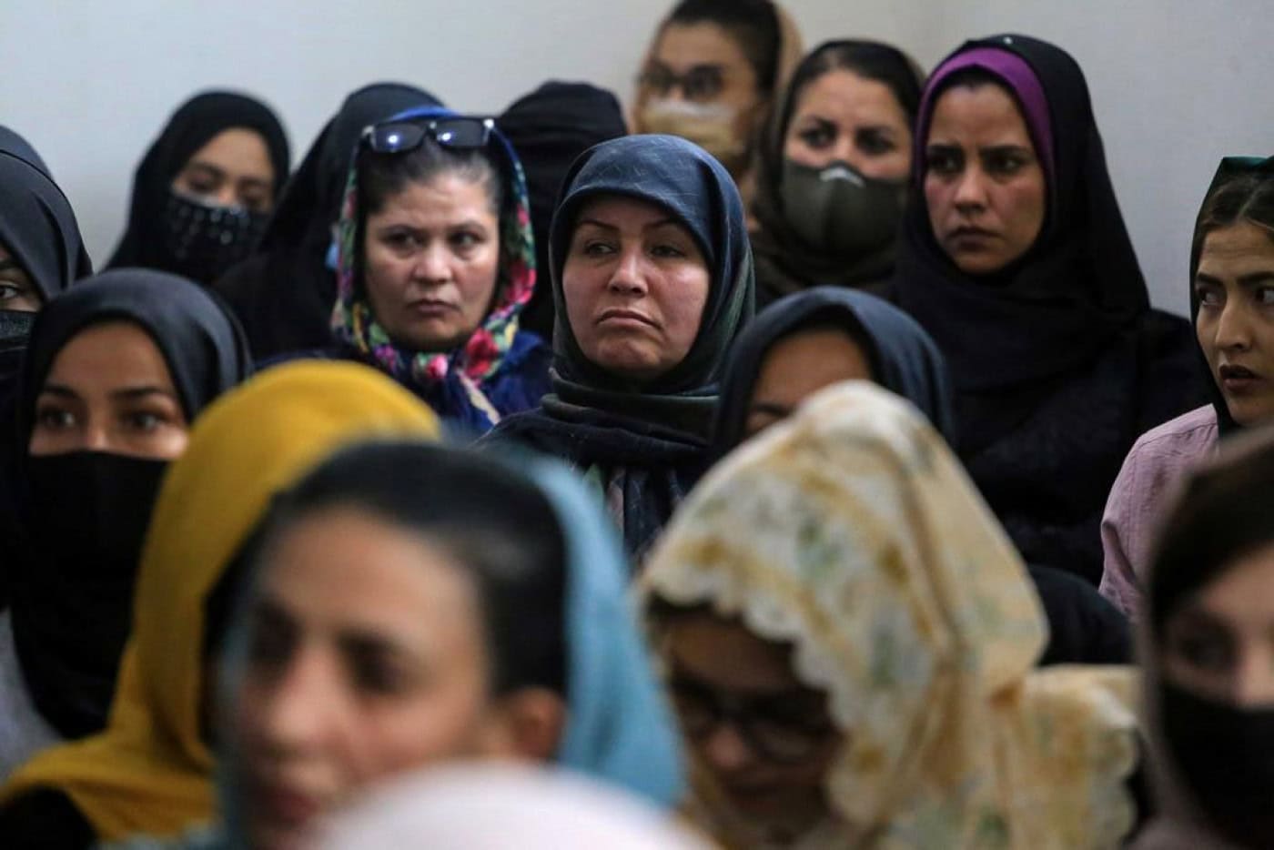 Clérigos afegãos criticam proibição de mulheres estudarem e recebem aviso dos talibã