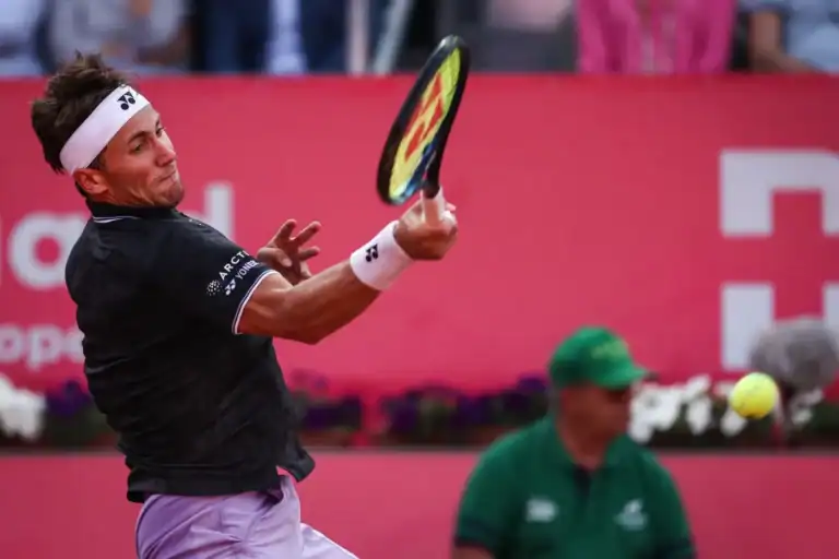 Estoril Open: Casper Ruud 'sofre' mas avança para a final&nbsp;