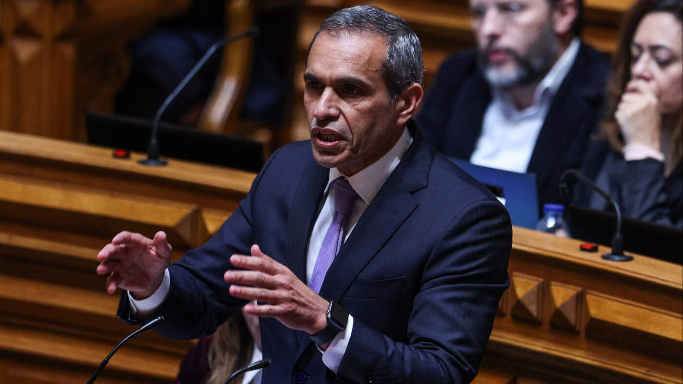 Deputado do PS Carlos Pereira sai da comissão de inquérito à gestão da TAP