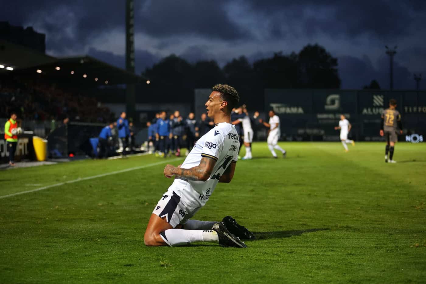 Famalicão impõe derrota ao Vitória SC e já só está a dois pontos da equipa de Moreno