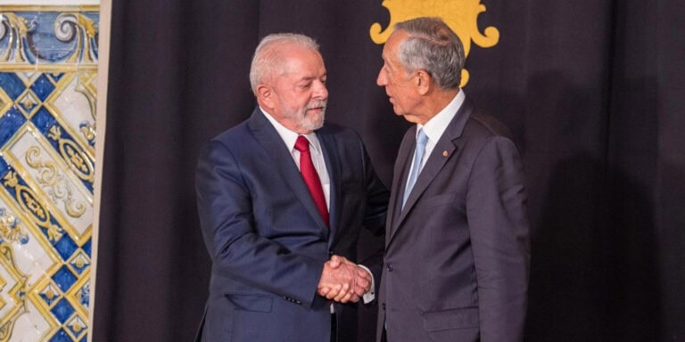 Lula em Portugal para fechar 13 acordos na primeira cimeira luso-brasileira em sete anos&nbsp;