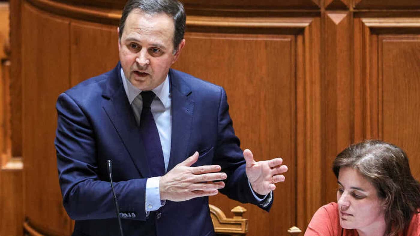 Medina diz que Governo irá baixar impostos quando tiver segurança para o fazer