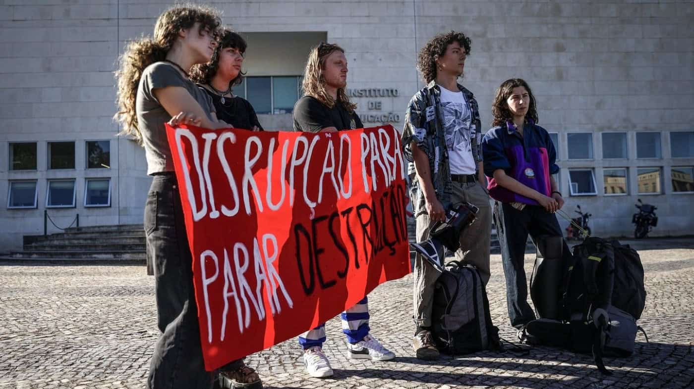 Estudantes que ocupam escolas prometem endurecer protestos na próxima semana