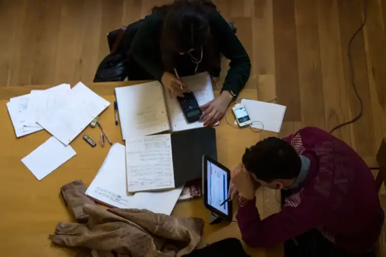 Estudantes que trabalham não perdem bolsa nem abono