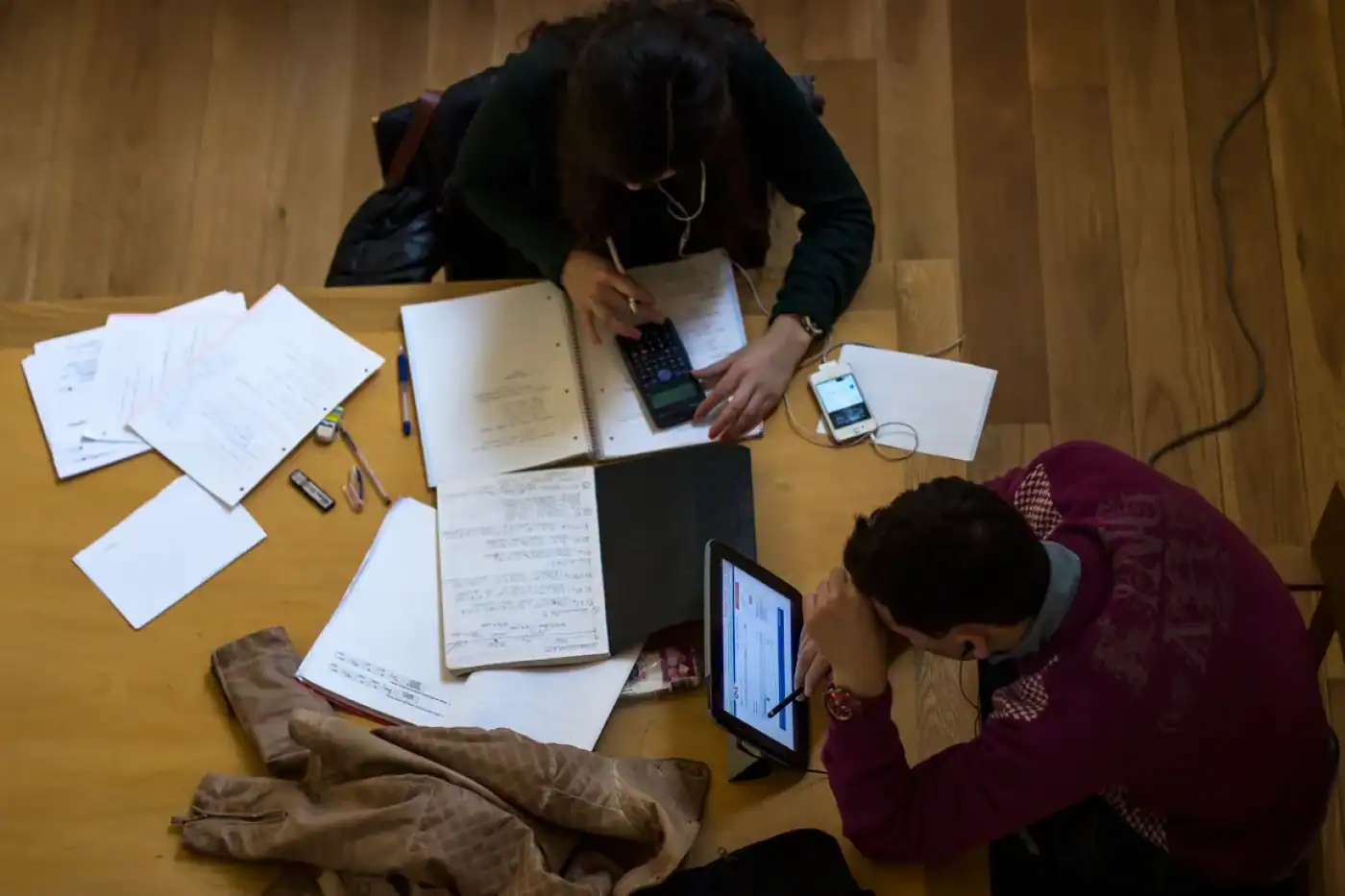 Estudantes que trabalham não perdem bolsa nem abono