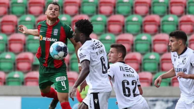 Vitória SC ganha alento europeu com triunfo no Funchal