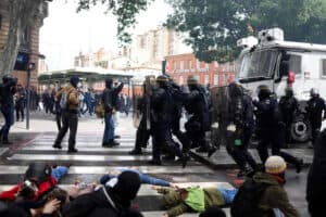 Milhares de pessoas voltam às ruas francesas contra aumento da idade de reforma&nbsp;