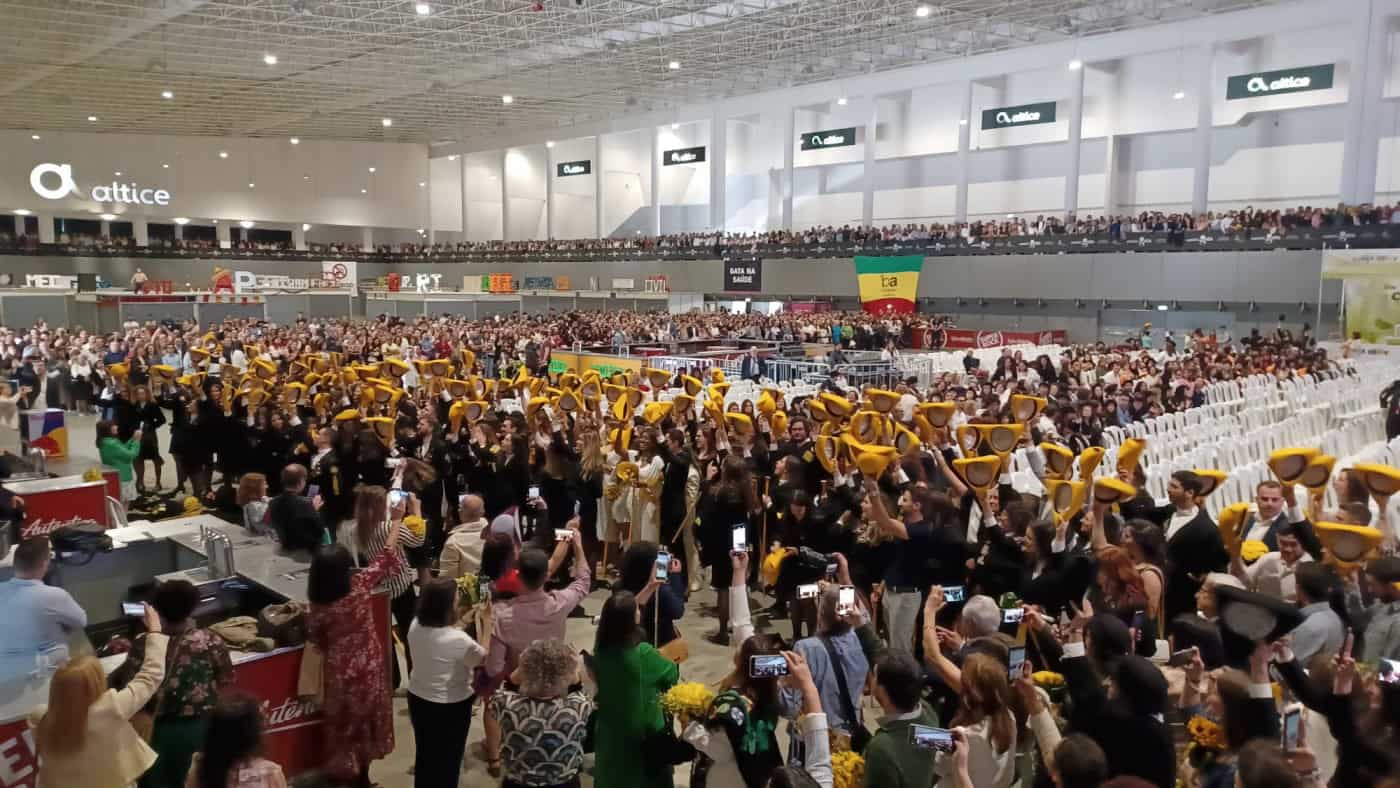 Lágrimas, cânticos e muita festa. Cerca de 2 mil estudantes terminam capítulo na UMinho