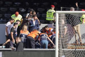 Adepto do Vitória SC que caiu da bancada está fora de perigo