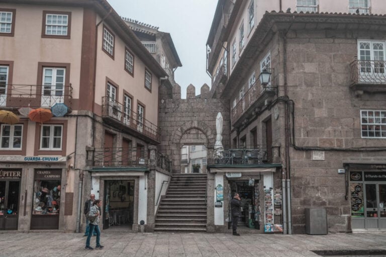 Estudante da UMinho recria muralha de Guimarães e reflete sobre os muros de hoje