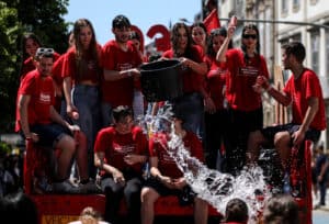 Estudantes aproveitam cortejo para "bufar" contra problemas do Ensino Superior