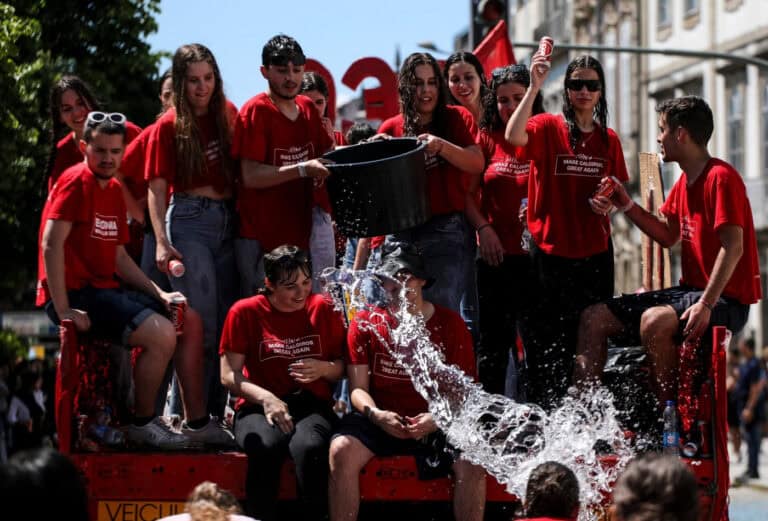 Estudantes aproveitam cortejo para "bufar" contra problemas do Ensino Superior