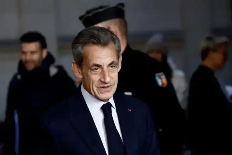 Nicolas Sarkozy condenado a três anos de prisão&nbsp;