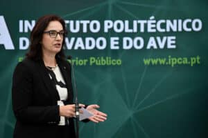 Ministra diz que sistema científico não está preparado para ser financiado apenas pelas universidades