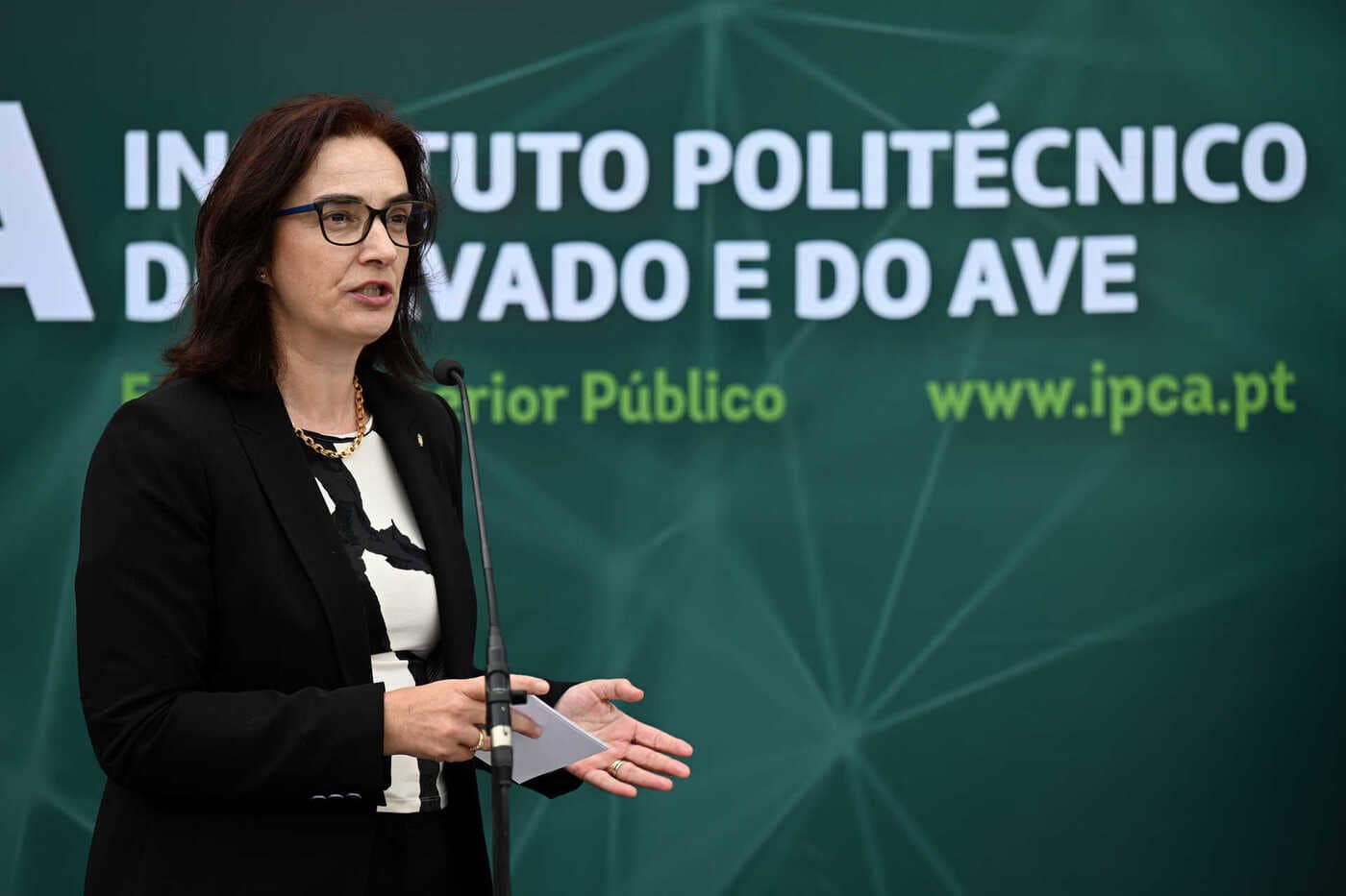Ministra diz que sistema científico não está preparado para ser financiado apenas pelas universidades