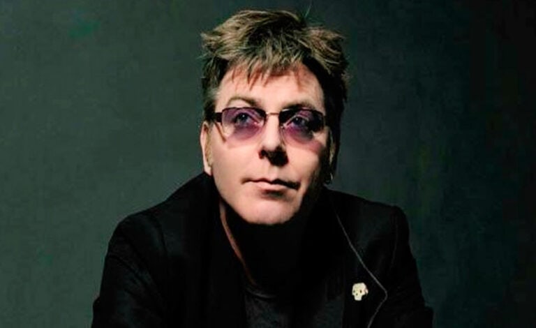 Morreu Andy Rourke, ex-baixista dos Smiths&nbsp;