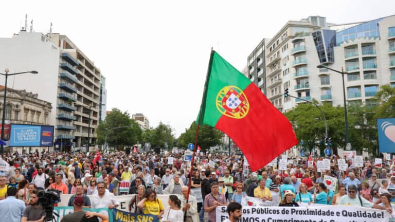 Várias centenas de pessoas em Lisboa em defesa do Serviço Nacional de Saúde