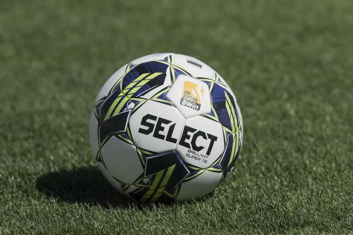 Jogos do título com Benfica e FC Porto às 18h00 de sábado