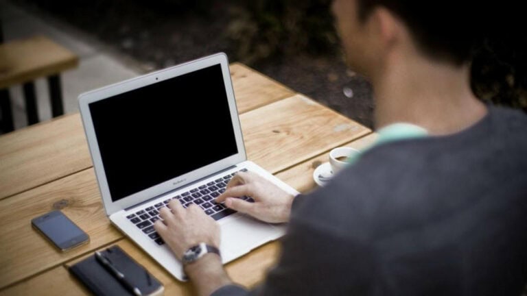 Diferenças salariais entre público e privado são maiores entre licenciados&nbsp;