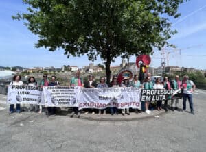 Docentes de Barcelos alertam para problemas do setor com fitas em ponte medieval