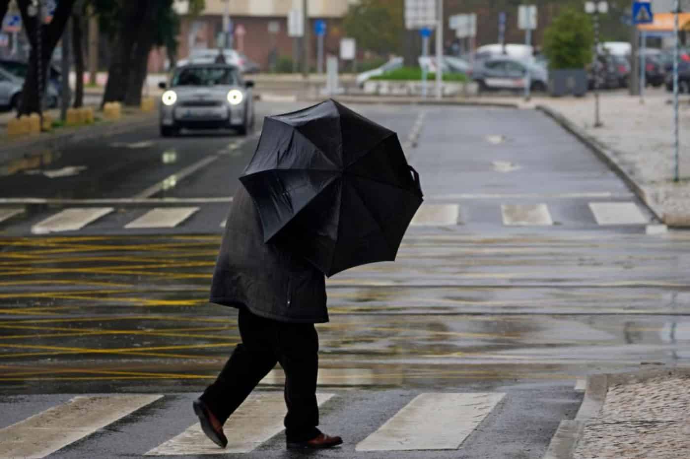 Depressão Óscar aproxima-se do continente e traz chuva forte e trovoada