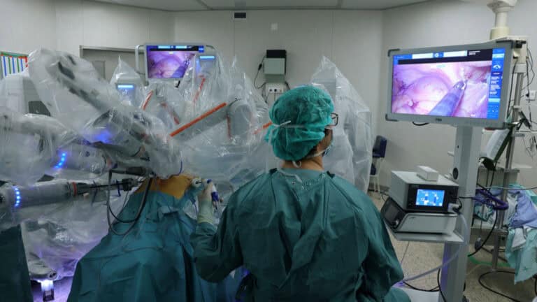 Incentivos a cirurgias permitem recordes em 2023, mas 30% ainda são tratados fora de tempo&nbsp;