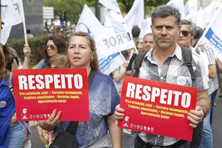 Professores com cartazes vermelhos exigem “respeito”