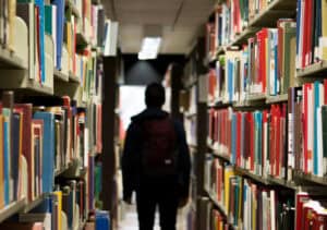 Diferença salarial entre jovens com ensino superior e secundário em “mínimos históricos"