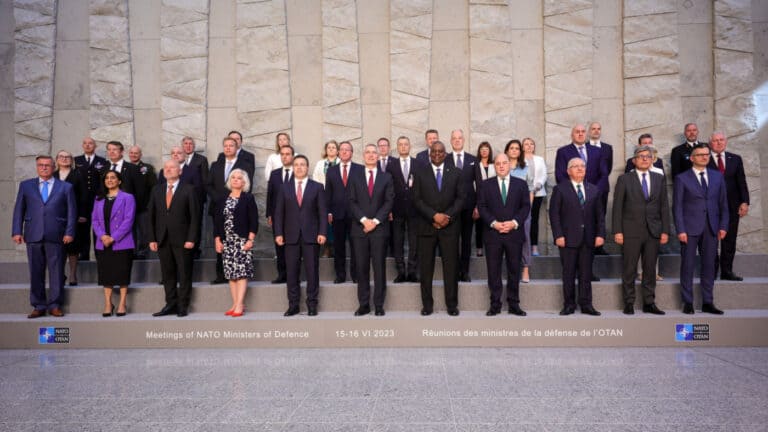 NATO avança com planos regionais que colocam em alerta 300.000 militares