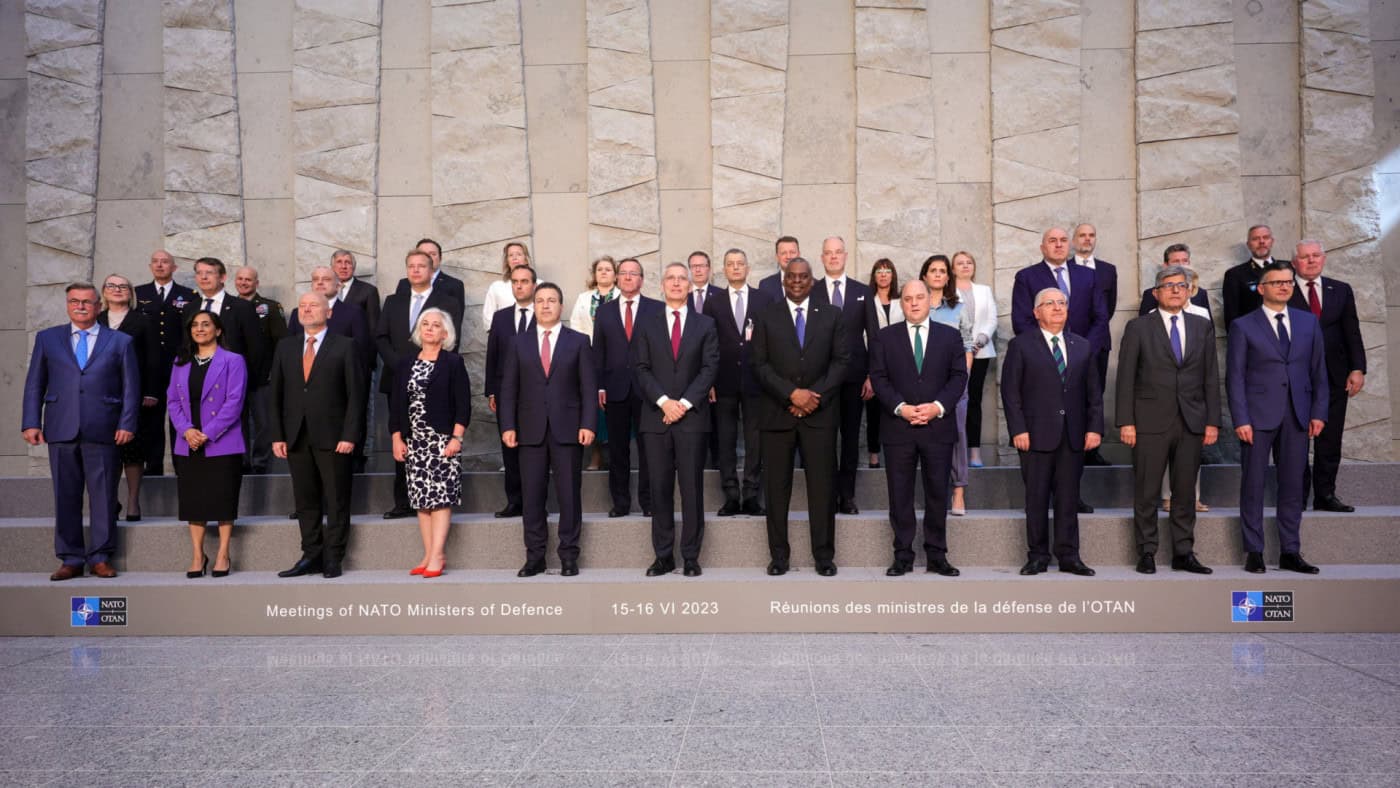 NATO avança com planos regionais que colocam em alerta 300.000 militares