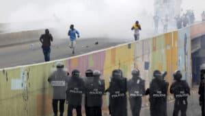 Polícia angolana dispersa marcha contra subida dos combustíveis em Luanda