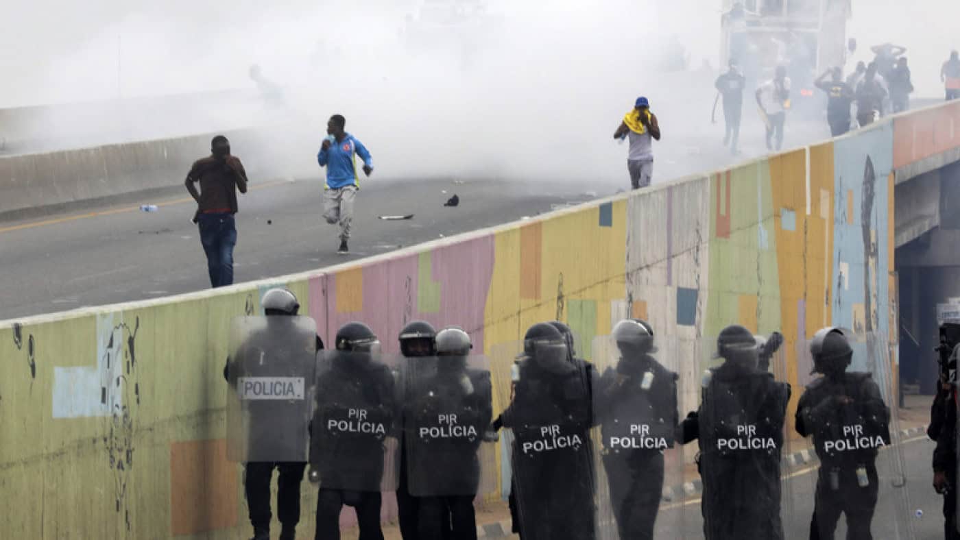 Polícia angolana dispersa marcha contra subida dos combustíveis em Luanda
