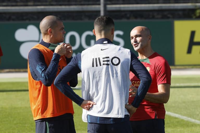 Pepe entre as quatro alterações de Portugal para o duelo com a Islândia