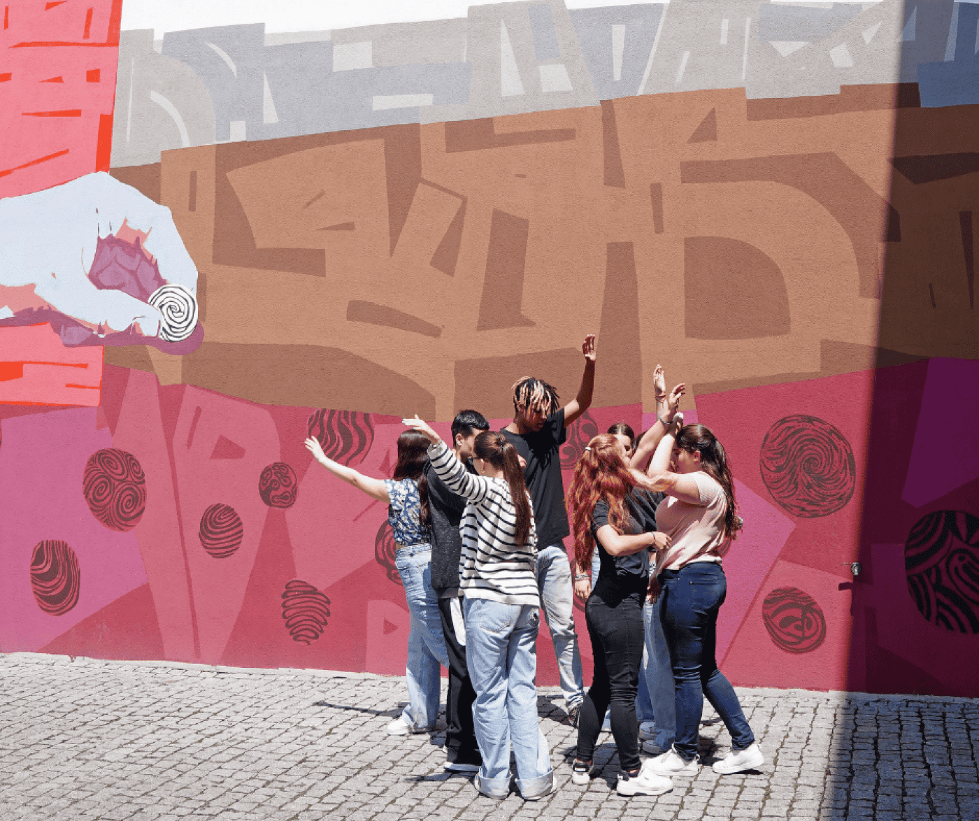 Alunos da Alberto Sampaio criam mural inspirado na interculturalidade e nas 'Origens'