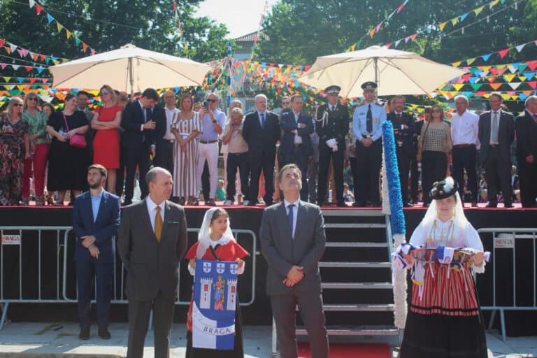 Cortejo da mordomia marcado pelo sol e por enchente de pessoas