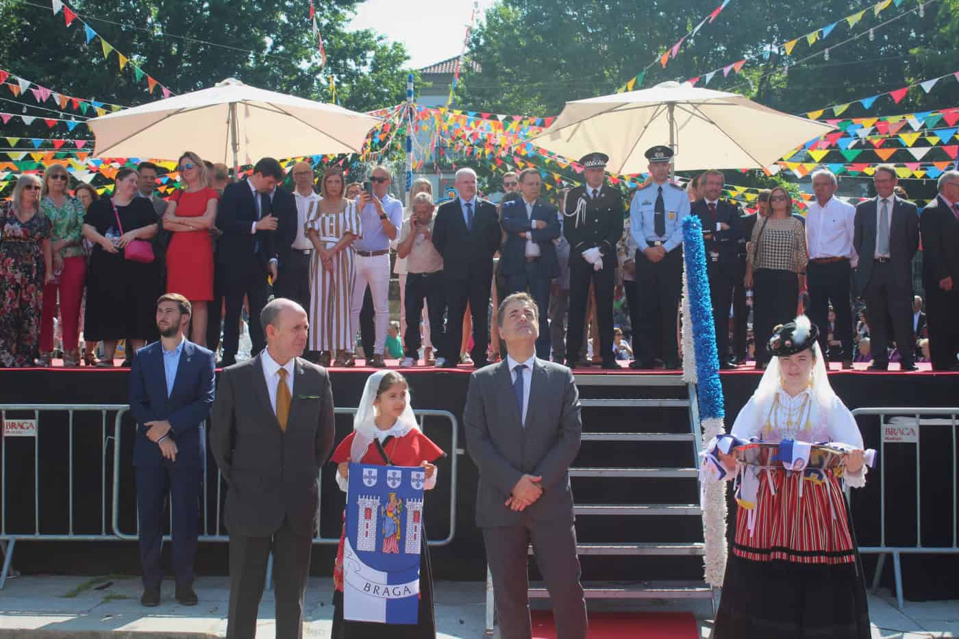 Cortejo da mordomia marcado pelo sol e por enchente de pessoas