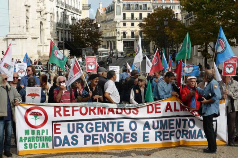 Reformados e pensionistas protestam em Guimarães por melhores condições de vida