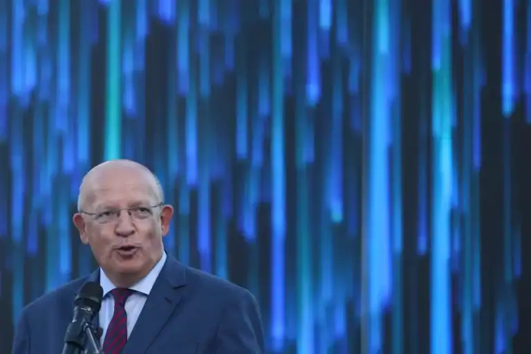 Santos Silva visita Universidade das Nações Unidas em Guimarães