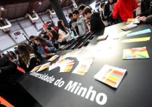 Bolsas de estudo vão chegar a mais 5.000 estudantes, anunciou hoje o Governo&nbsp;&nbsp;