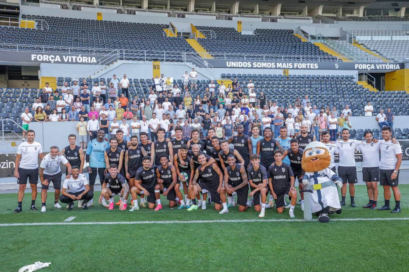 Plantel do Vitória SC apresenta-se no Toural esta quinta-feira