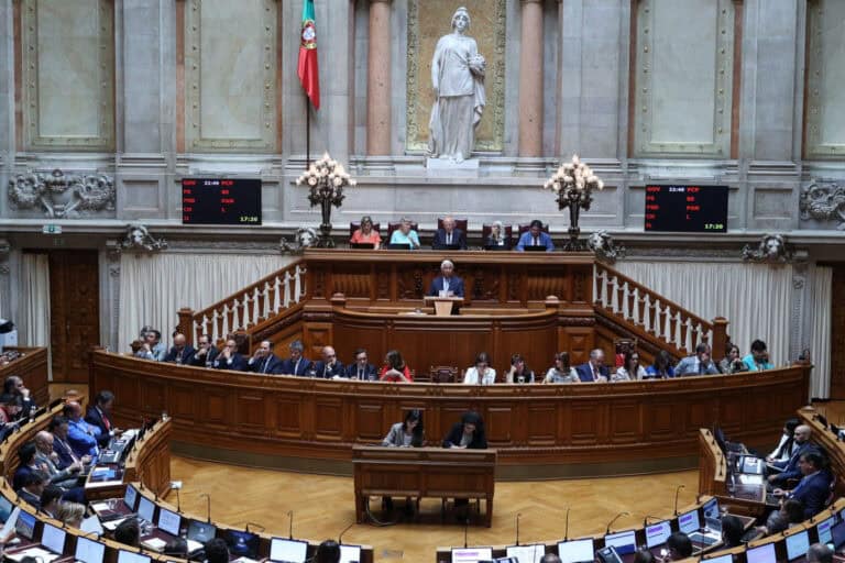 Metadados e lei do tabaco entre os ‘dossiers’ que ficam para a próxima sessão legislativa