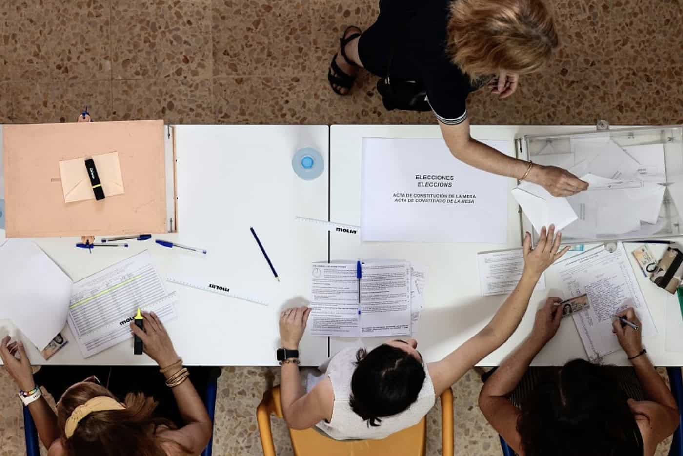 Sondagens dão vitória ao Partido Popular e maioria absoluta com VOX