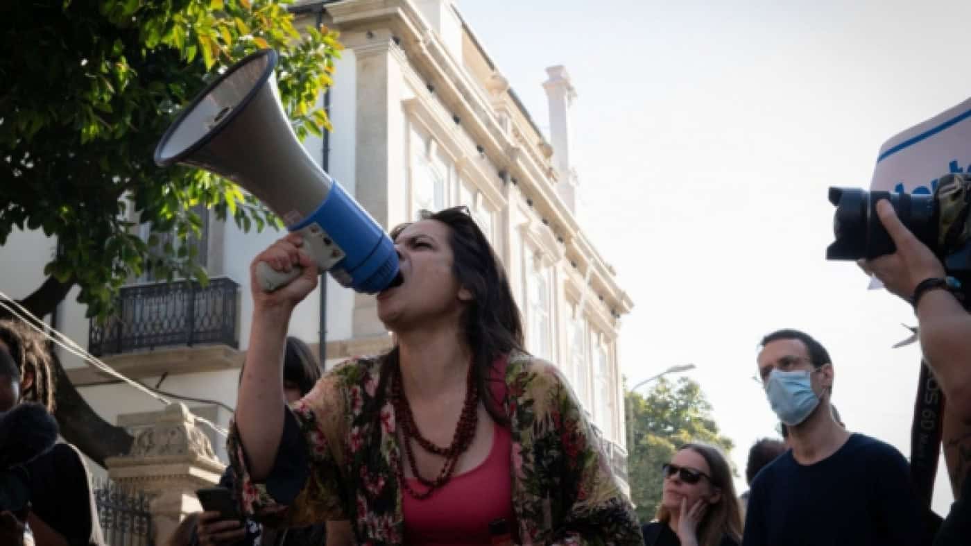 Centro Comercial Stop reabre na sexta-feira no Porto com bombeiros à porta
