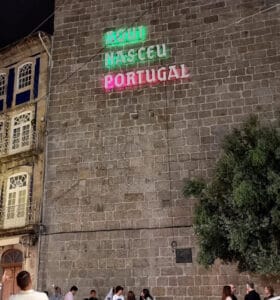Iluminação na Muralha de Guimarães gera indignação