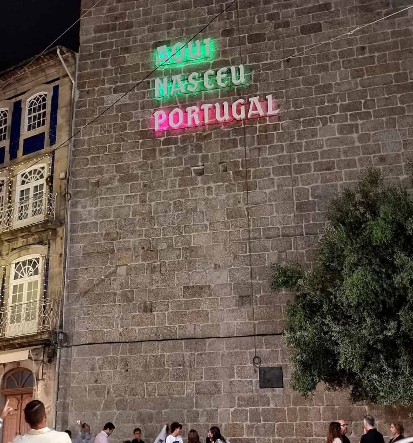 Iluminação na Muralha de Guimarães gera indignação