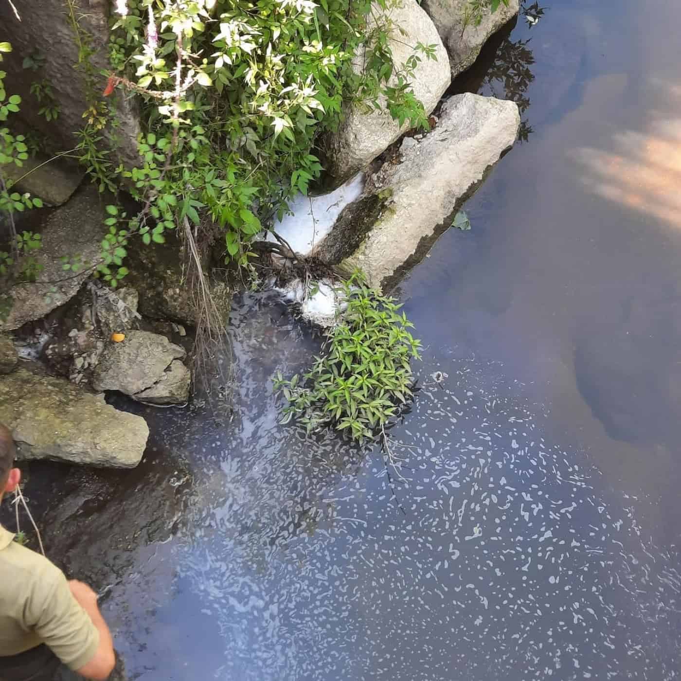 Descarga ilegal de empresa privada volta a poluir rio Este